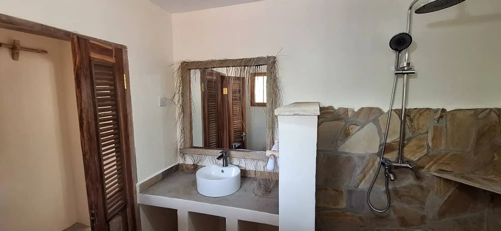Safari Cottage Bathroom 04
